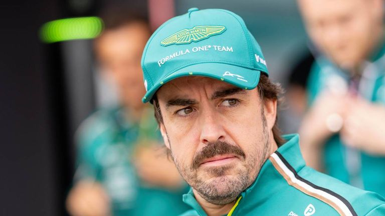 Routinier Fernando Alonso hat bei Aston Martin eine Vertragsverlängerung bis 2026 unterschrieben.