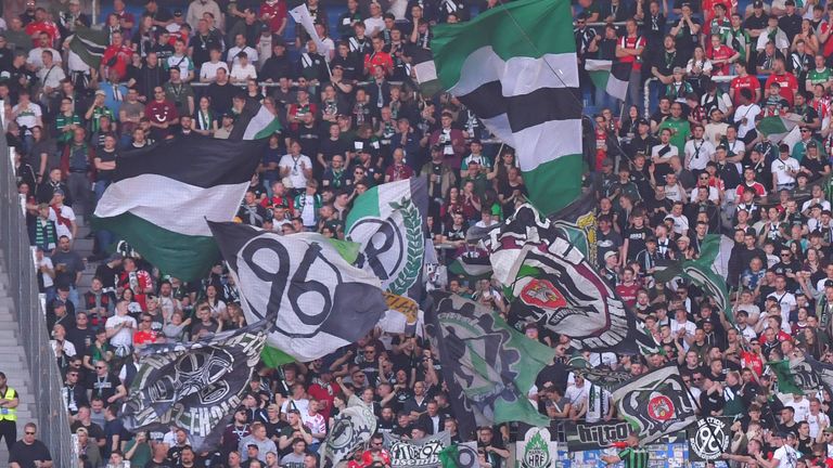 Heinz-von-Heiden-Arena in Hannover | Kapazität: 49.000 Zuschauer | Preis pro Bier (0,5 l): X | Preis pro Bratwurst
