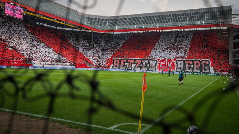 Fritz-Walter-Stadion in Kaiserslautern | Kapazität: 49.327 Zuschauer | Preis pro Bier (0,5 l): X | Preis pro Bratwurst: X