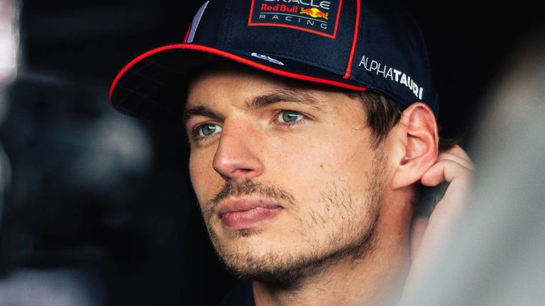 Der vierfache Weltmeister Max Verstappen bleibt noch bis 2028 bei Red Bull.