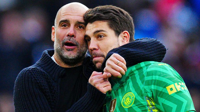 City-Trainer Pep Guardiola herzt Torwart Stefan Ortega.