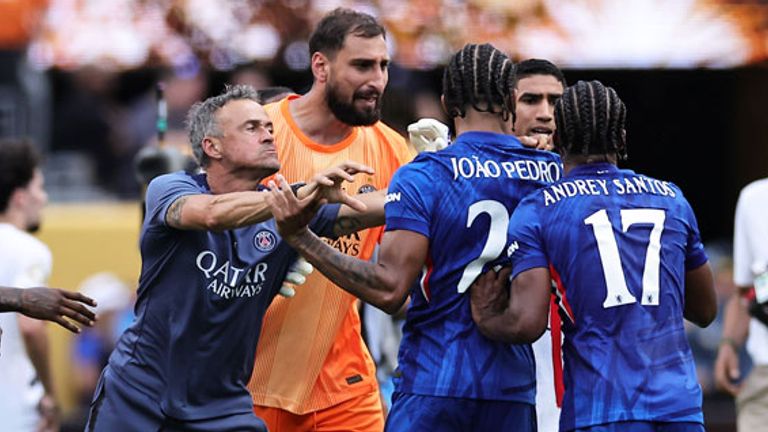 PSG-Coach Luis Enrique (l.) attackiert Chelsea-Stürmer Joao Pedro (2.v.r.) nach Abpfiff.