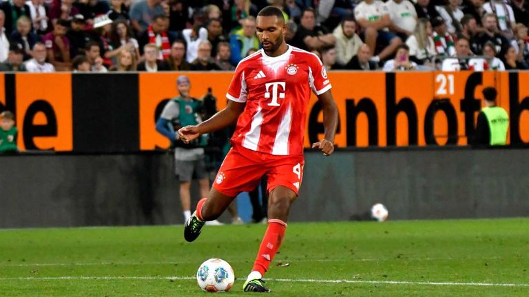 Jonathan Tah äusserte sich zur Trainerentlassung von Erik ten Hag bei seinem Ex-Verein Bayer Leverkusen.