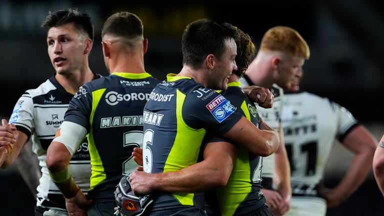 Người Catalans đã choáng váng Hull FC để xác nhận vị trí của Wakefield trong trận play-off Super League