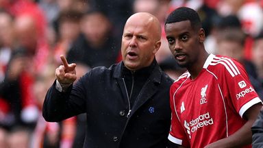 Arne Slot speaks to Alexander Isak before he comes on as a sub for Liverpool