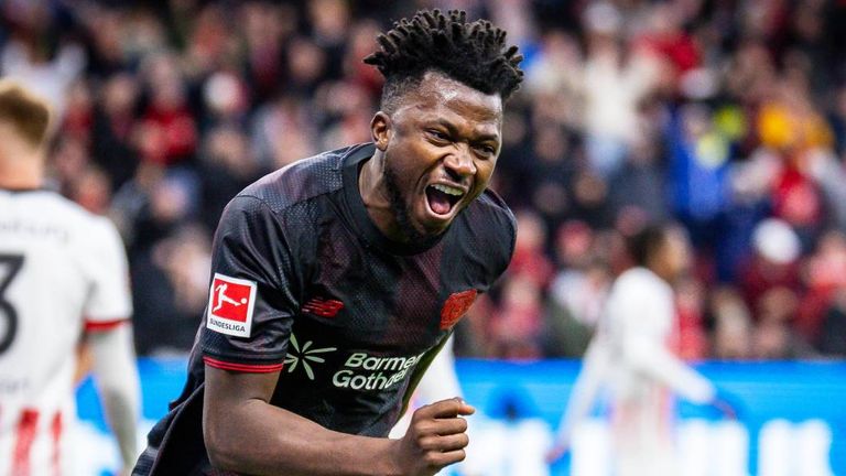 Edmond Tapsoba feiert seinen Kopfballtreffer zum 2:0.