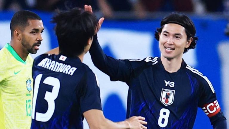 Takumi Minamino (r) leitete mit seinem Treffer (52.) die Wende ein.