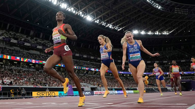 Georgia Hunter Bell e Keely Hodgkinson sono compagni di allenamento come parte dell'M11 Track Club (AP Photo/David J. Phillip)