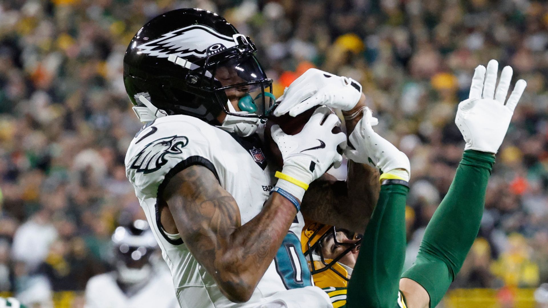 Champion Eagles squeeze past Packers in Monday Night Football