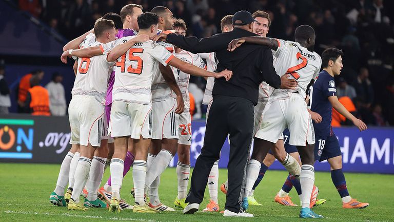 Der Jubelkreis der Bayern kurz nach Abpfiff - und Trainer Vincent Kompany (3. von r.) ist mittendrin.