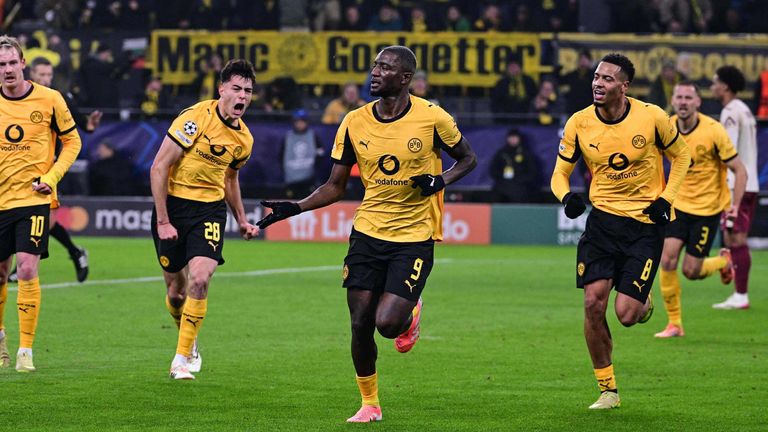 Serhou Guirassy (m.) trifft für Borussia Dortmund doppelt.