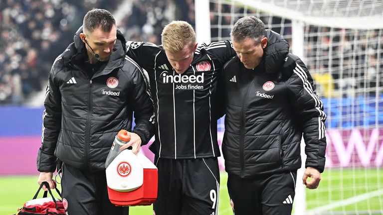 Jonathan Burkardt muss beim Spiel von Eintracht Frankfurt verletzt ausgewechselt werden.