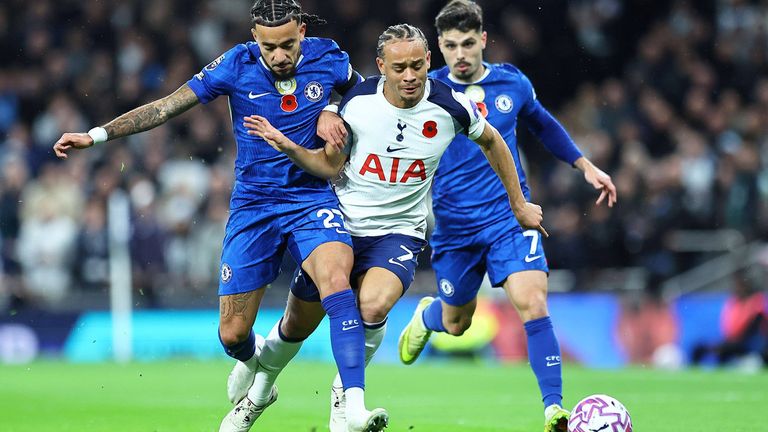 Tottenhams Xavi (m.) im Spiel gegen Chelsea.