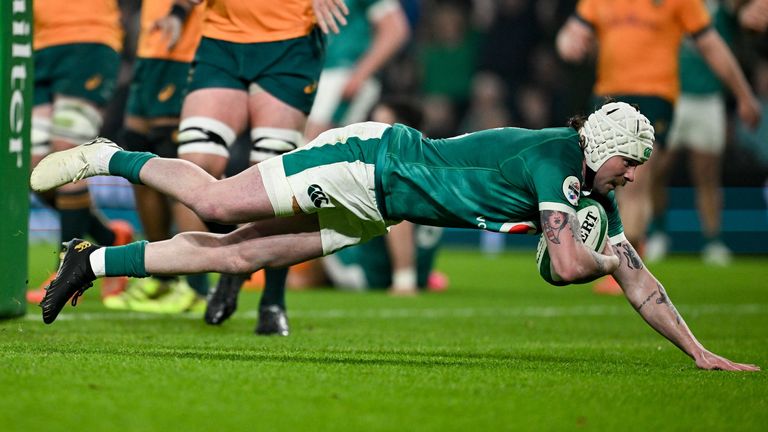 Hansen dived in and scored the opening try in the 6th minute.