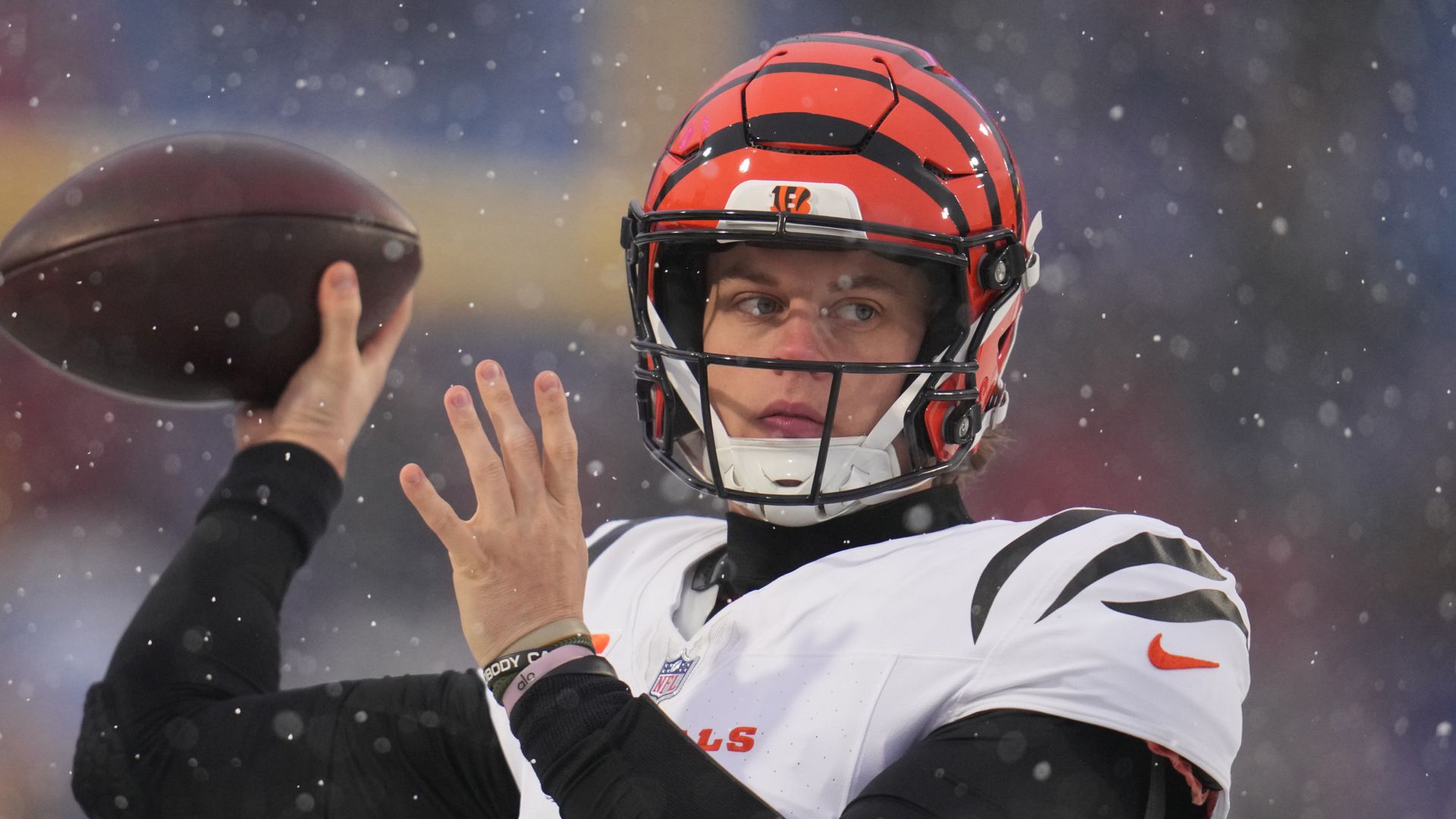 NFL Sunday LIVE! Burrow's Bengals lead Allen's Bills in snowy conditions