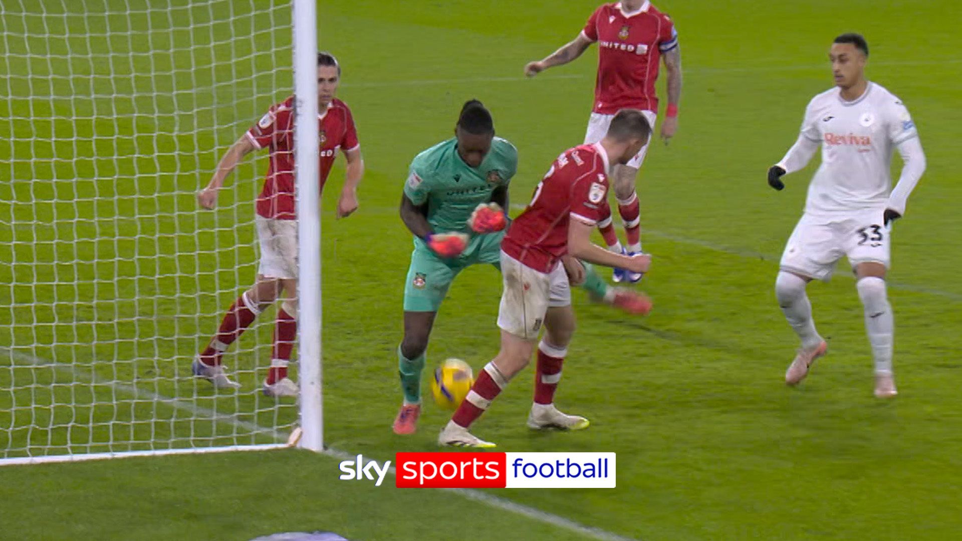 ABSOLUTE HOWLER! Swansea grab late winner after huge keeper blunder!