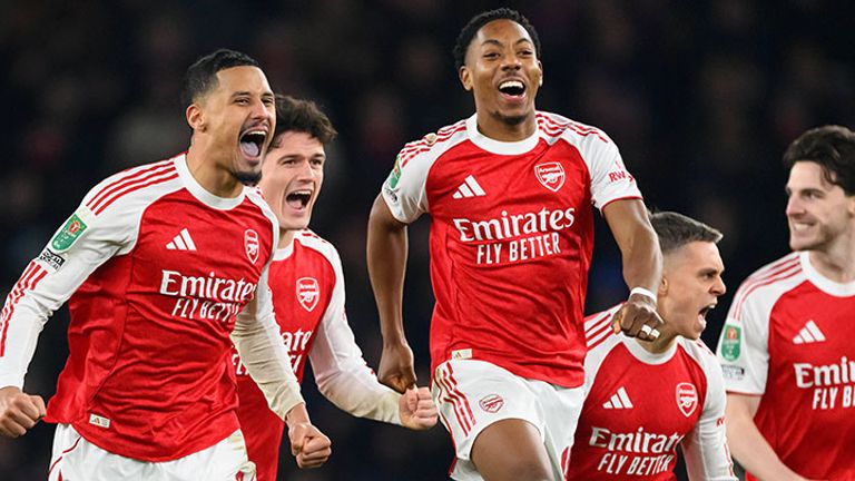 Die Spieler des FC Arsenal bejubeln das Weiterkommen im Carabao Cup.
