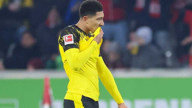 Jobe Bellingham verlässt nach seinem Platzverweis in Freiburg den Platz.