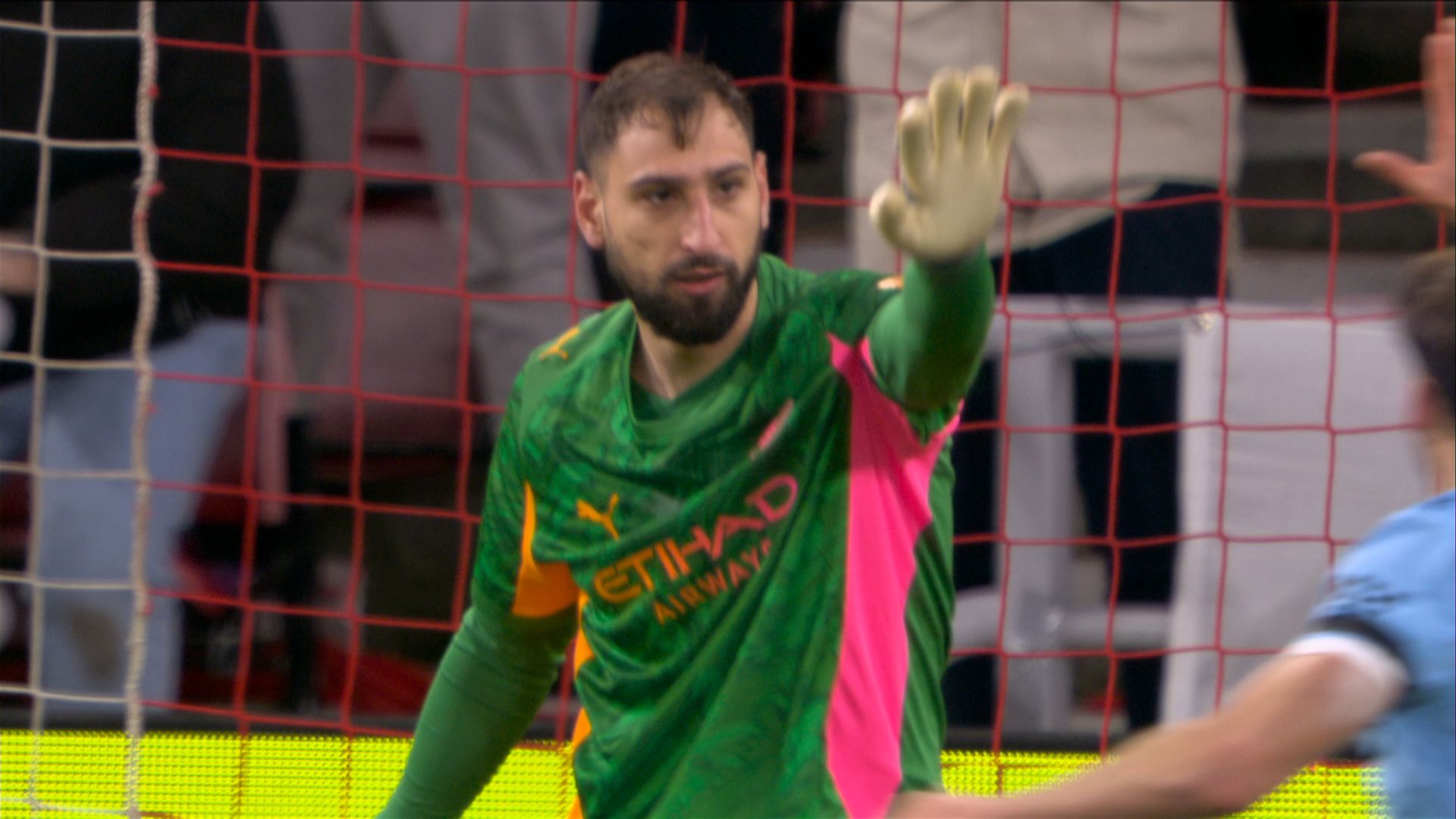 'A huge save!' | Donnarumma keeps out Mayenda's strike