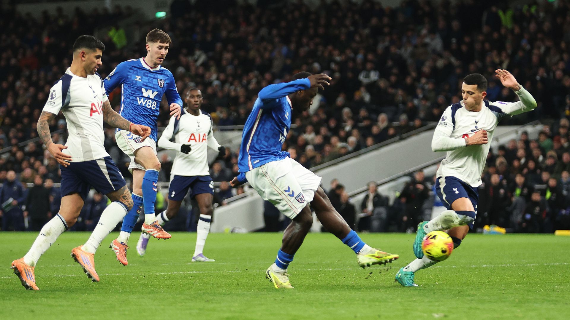 Spurs booed off again as Brobbey snatches Sunderland draw