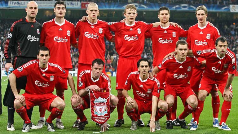 Albert Riera (hinten, 2. v. l.) spielte in Liverpool u.a. mit Xabi Alonso (2. v. r.) und Real-Coach Alvaro Arbeloa (vorn, 1. v.l.) zusammen.