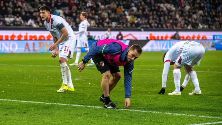 Die Fans von Augsburg protestieren gegen die Ansetzung der Partie gegen Union Berlin und werfen Flummis aufs Feld.