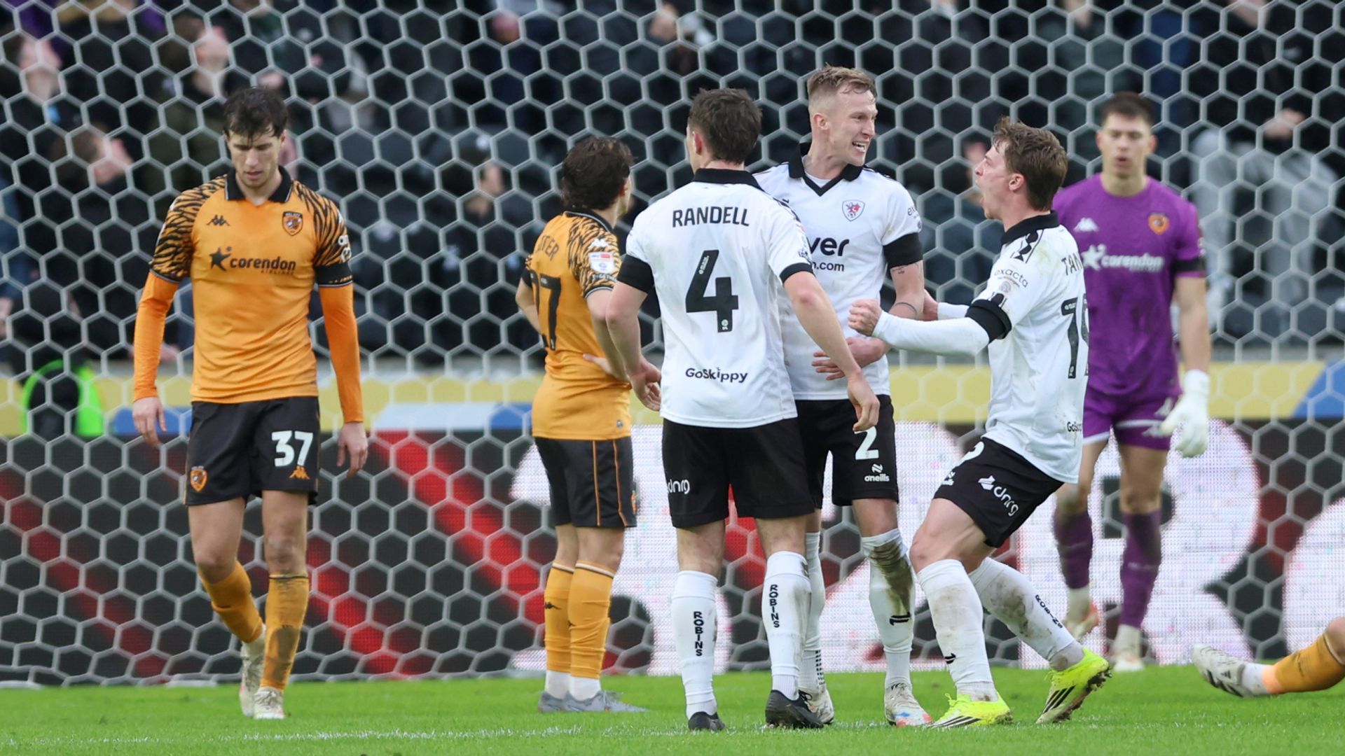 Bristol City hit back to win in thriller at Hull