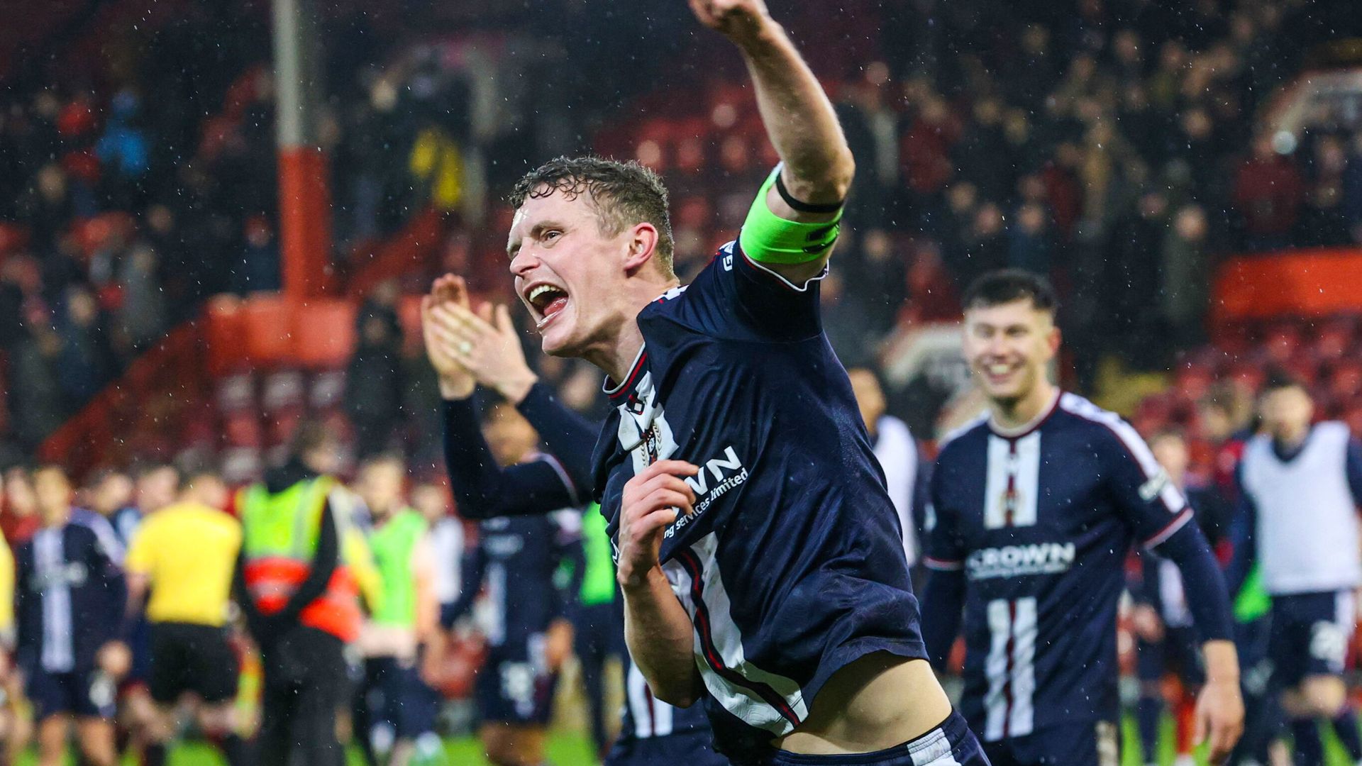 Dundee beat 10-man Aberdeen thanks to late Hamilton stunner