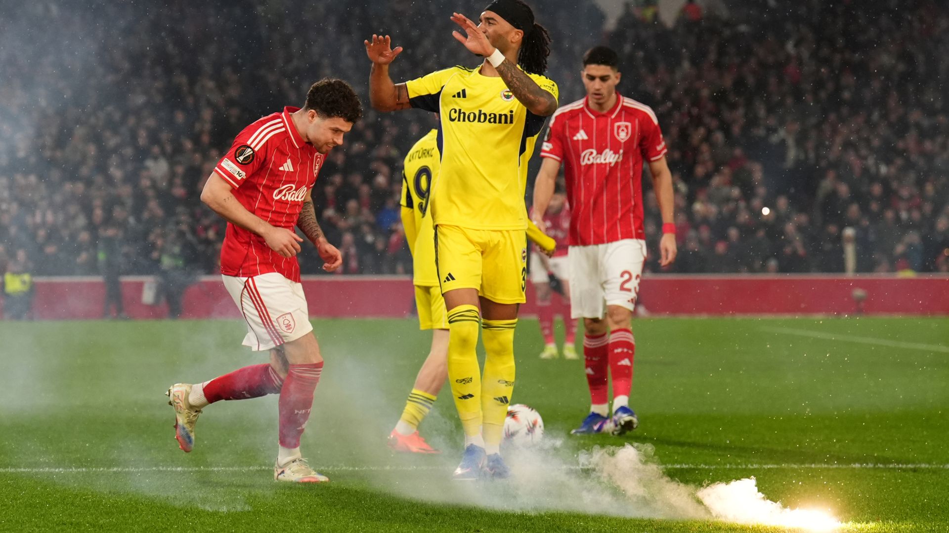 Forest latest: Players forced to dodge Fenerbahce fireworks during EL tie