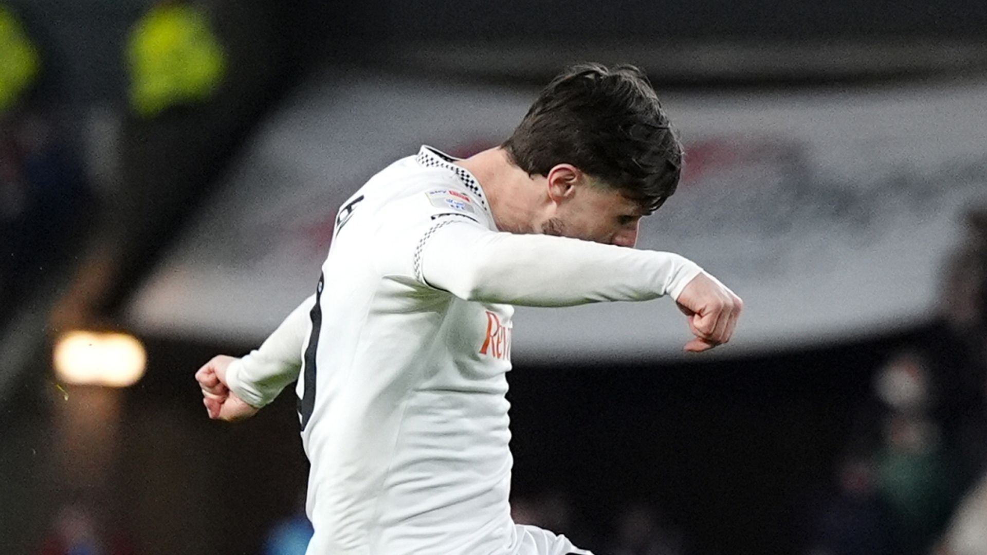 Swansea strike late to hold Preston