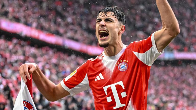 Aleksandar Pavlovic bejubelt sein Tor beim 3:2 gegen Frankfurt.