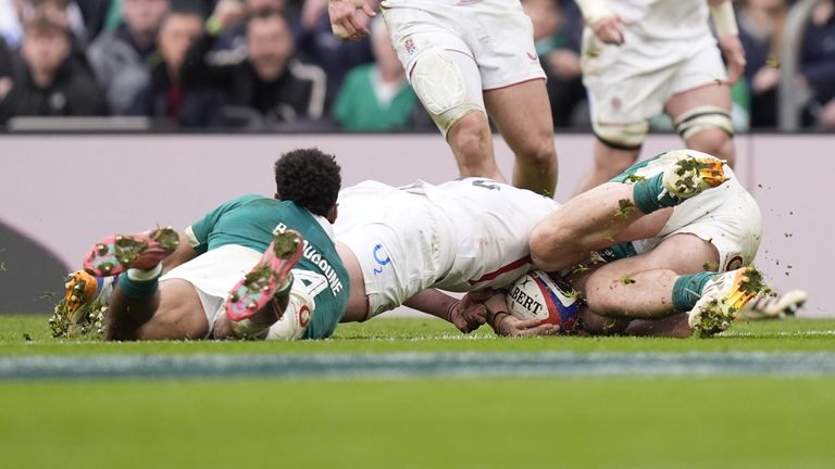 Fraser Dingwall marcou pela Inglaterra na última jogada do primeiro tempo, mas a Irlanda também começou o segundo período mais forte