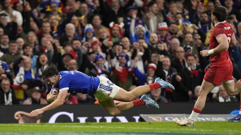 Debutant centre Fabien Brau-Boirie also got in for a first-half France try