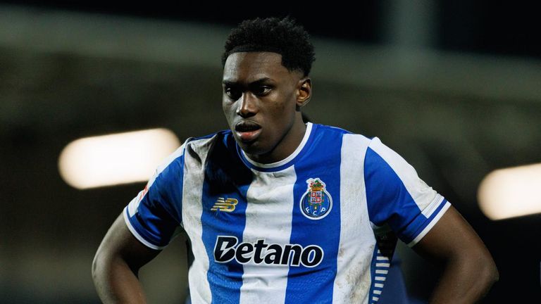 Im Spiel gegen Sporting hat sich der Stürmer das vordere Kreuzband im rechten Knie gerissen. Er wird somit nicht für Spanien auflaufen.