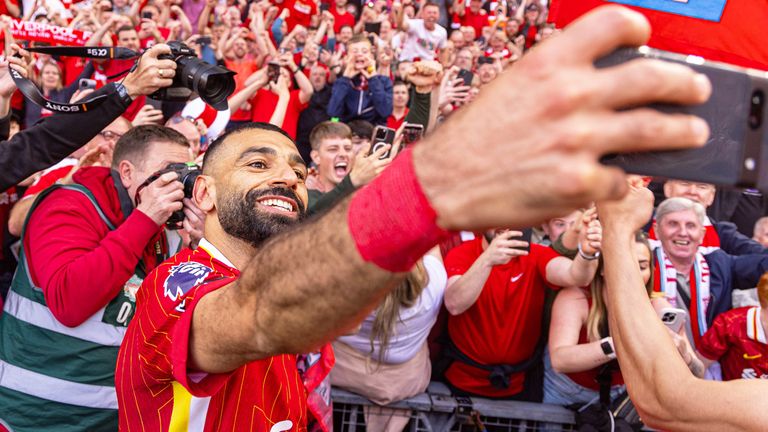 2020: Nur ein Jahr später bejubelt Salah dann auch an der heimischen Anfield Road den Titelgewinn der Premier League.