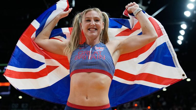 Molly Caudery taisteli sydänsuruja ja flunssaa vastaan ​​päivänä, jolloin hän otti takaisin sisämaailmanmestaruutensa vuodelta 2024