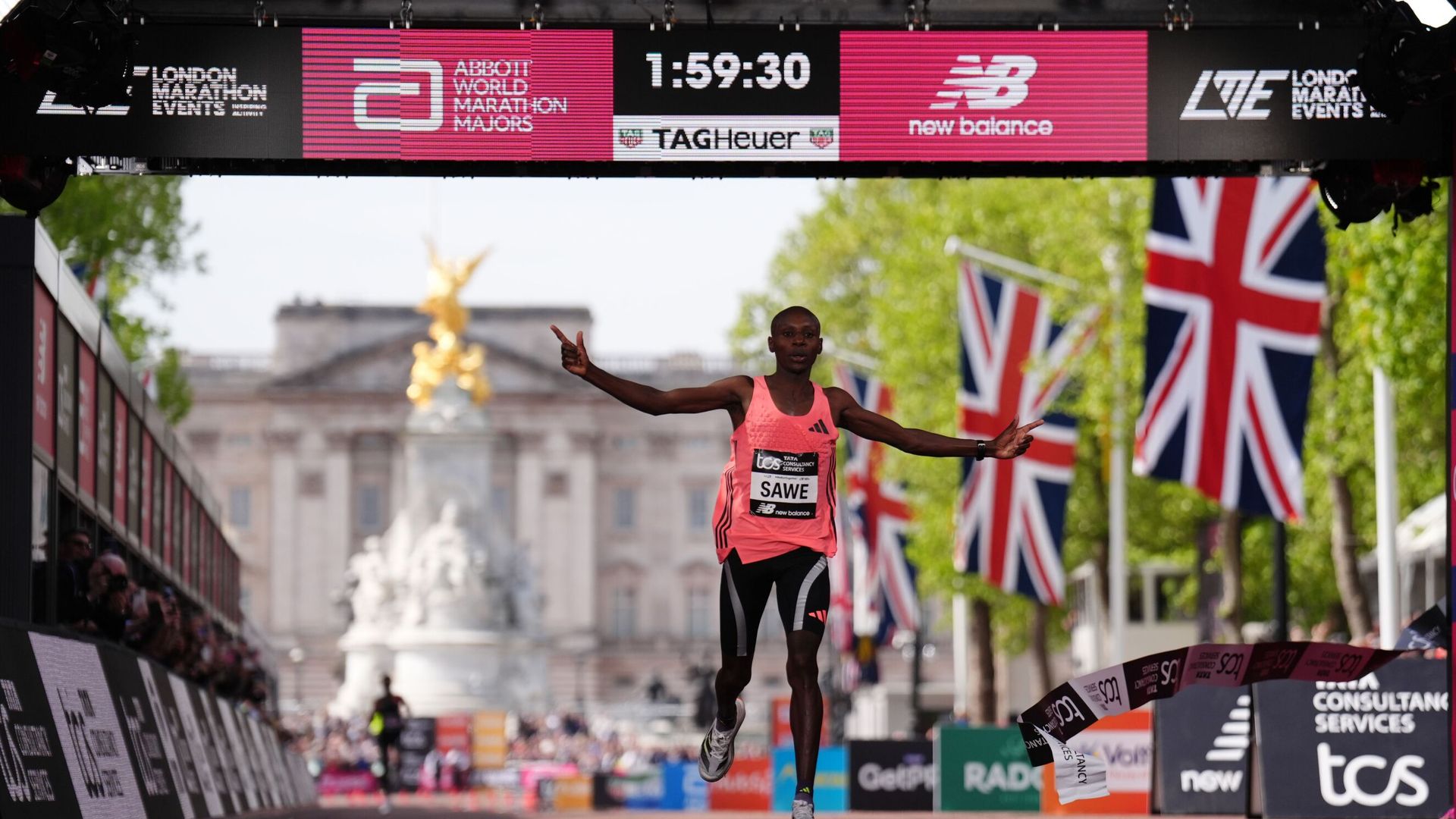 Record-breaker Sawe wins London Marathon in under two hours