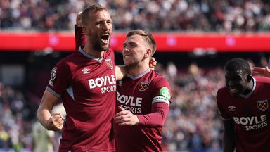 Tomas Soucek celebrates his goal with Jarrod Bowen