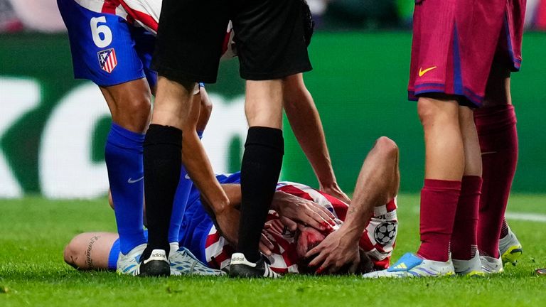 Atletico Ruggeri von Atletico Madrid bekommt im Luftzweikampf einen Ellbogen ins Gesicht und blutet anschliessend heftig.