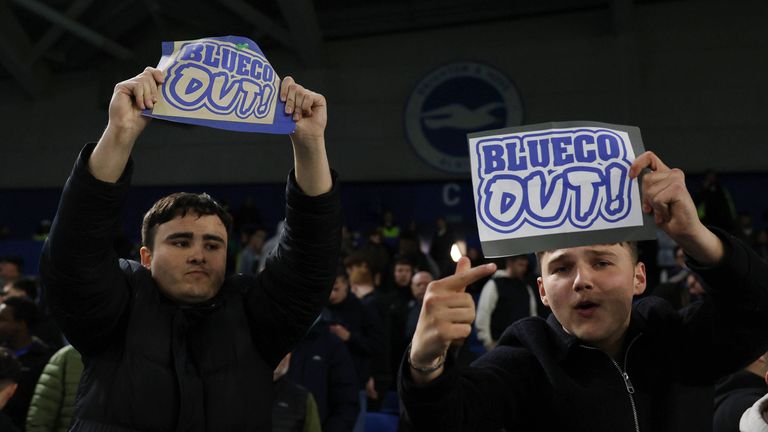 Auch diese beiden jungen Chelsea-Fans gaben beim Spiel in Brighton ihren Unmut preis.