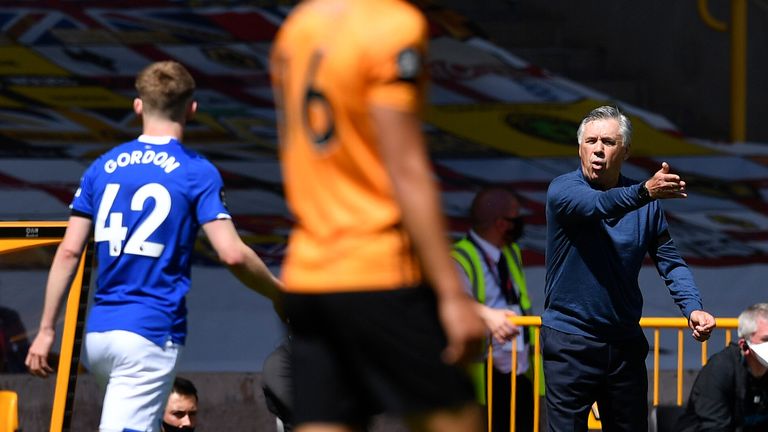 Anthony Gordon erhält Instruktionen seines Trainers Carlo Ancelotti