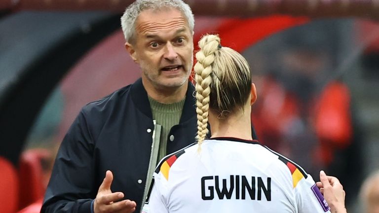 Frauen-Bundestrainer Wück tauscht sich mit Kapitänin Gwinn aus