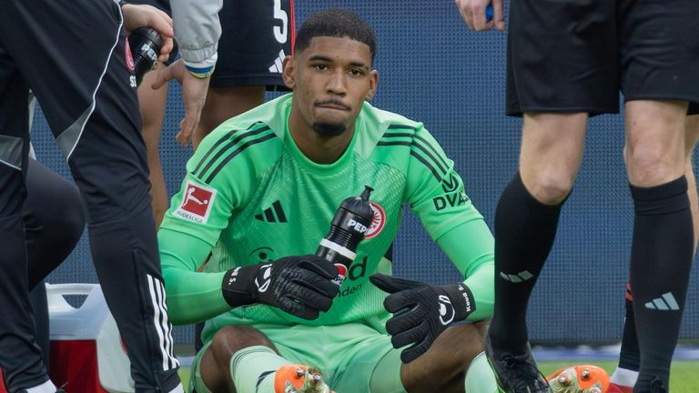 Keeper Kaua Santos (Eintracht Frankfurt) verletzte sich im Heimspiel gegen SC Freiburg am Innenband im Knie.
