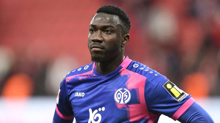 Flügelspieler Silas Katompa Mvumpa (1. FSV Mainz 05) fällt wegen eines Schien- und Wadenbeinbruchs aus.