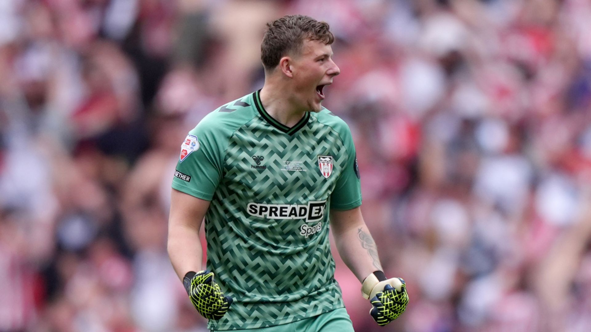 EFL latest: Goalkeeper set to become Wrexham's record signing