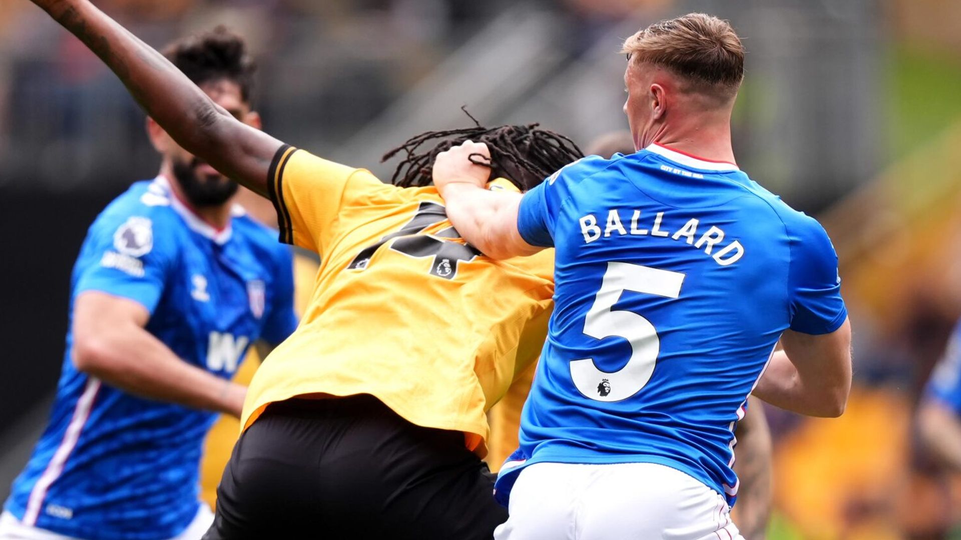 Ten-man Sunderland draw at Wolves as Ballard is sent off for hair pull