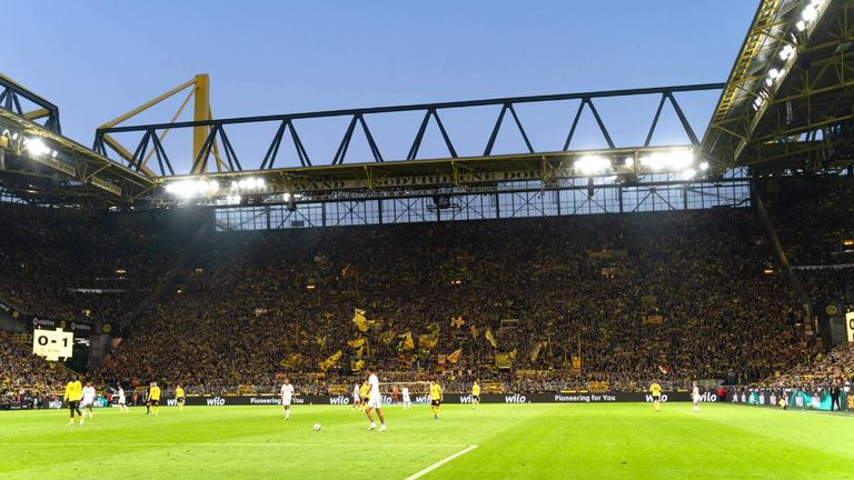PLATZ 01: Borussia Dortmund (Signal Iduna Park)
Durchschnitt: 81.365 (Kapazität 81.365)