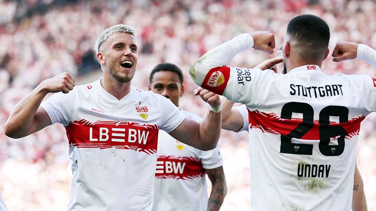Ermedin Demirovic (l.) bejubelt gemeinsam Teamkollege Deniz Undav ein Tor für den VfB Stuttgart.