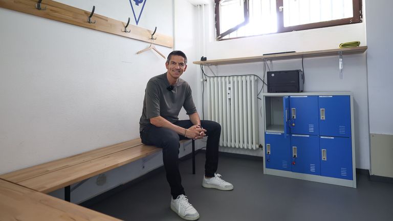 Schiedsrichter Deniz Aytekin in der Schiedsrichter-Kabine des TSV Altenberg.