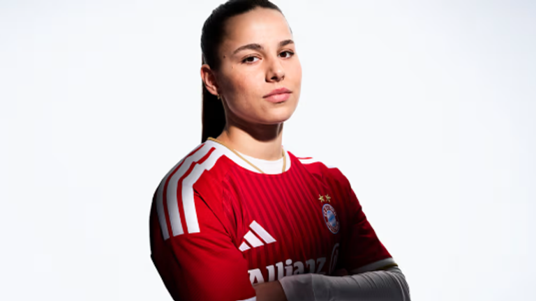 Lena Oberdorf im neuen Heimtrikot der Bayern (© FC Bayern/adidas)